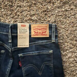 Levi Strauss Classic Mid-Rise Skinny Jeans